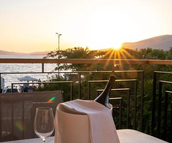 Vagabundo Beachfront Apartment 1 - Luxury - Sea Views - Free Parking Appartement *