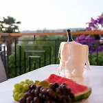 Vagabundo Beachfront 1 - Luxury - Sea Views - Free Parking Apartment *