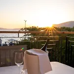 Vagabundo Beachfront 1 - Luxury - Sea Views - Free Parking Apartment *