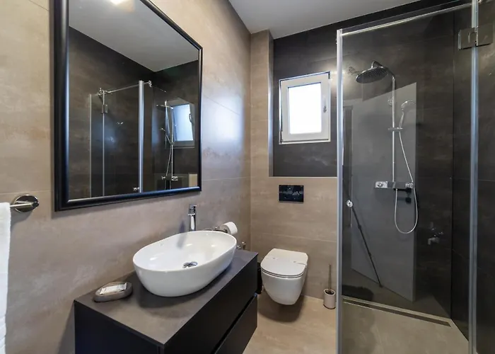 Apartamento Vagabundo Beachfront Apartment 1 - Luxury - Sea Views - Free Parking Trogir