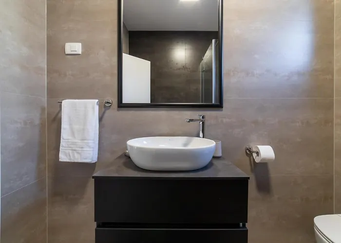 Vagabundo Beachfront Apartment 1 - Luxury - Sea Views - Free Parking Apartamento