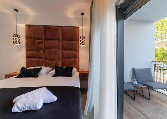 Vagabundo Beachfront Apartment 1 - Luxury - Sea Views - Free Parking *