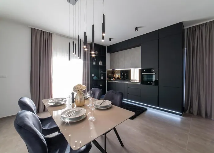 Vagabundo Beachfront Apartment 1 - Luxury - Sea Views - Free Parking * Trogir