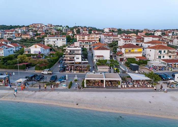 Vagabundo Beachfront Apartment 1 - Luxury - Sea Views - Free Parking * Trogir