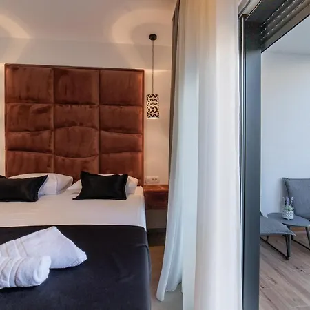 Vagabundo Beachfront Apartment 1 - Luxury - Sea Views - Free Parking *