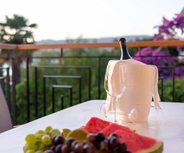 Vagabundo Beachfront Apartment 1 - Luxury - Sea Views - Free Parking 公寓 *